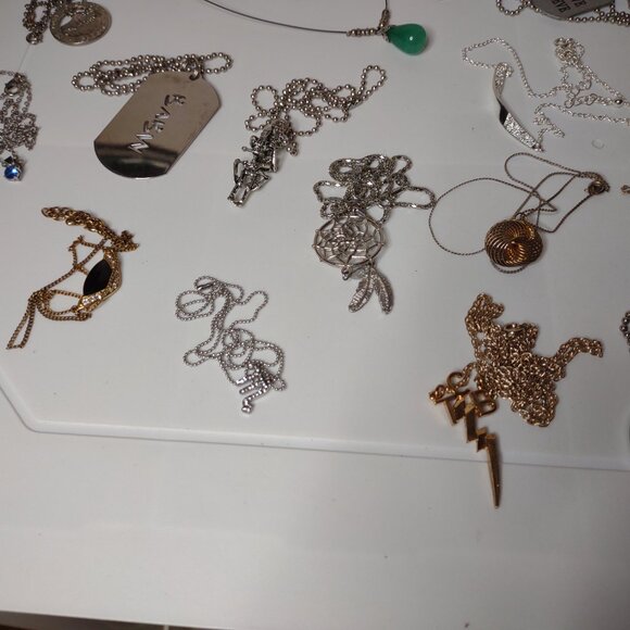 Lot Of Over 30 Pendant Necklaces - Picture 12 of 16